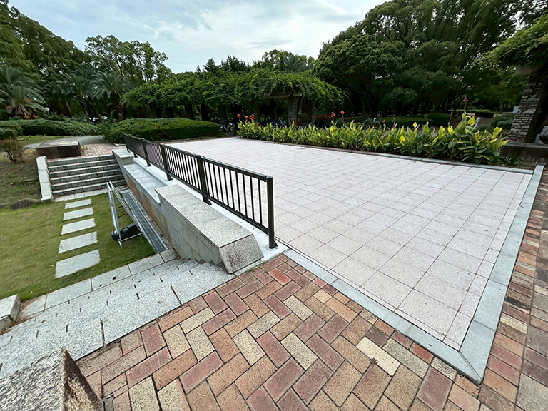 大阪府大阪市東住吉区　長居公園（公共事業）　既存の噴水撤去からタイルステージ新設工事