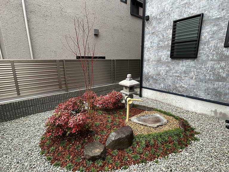 大阪府大阪市阿倍野区　個人邸　注文住宅の和風庭園　手水鉢のある築山