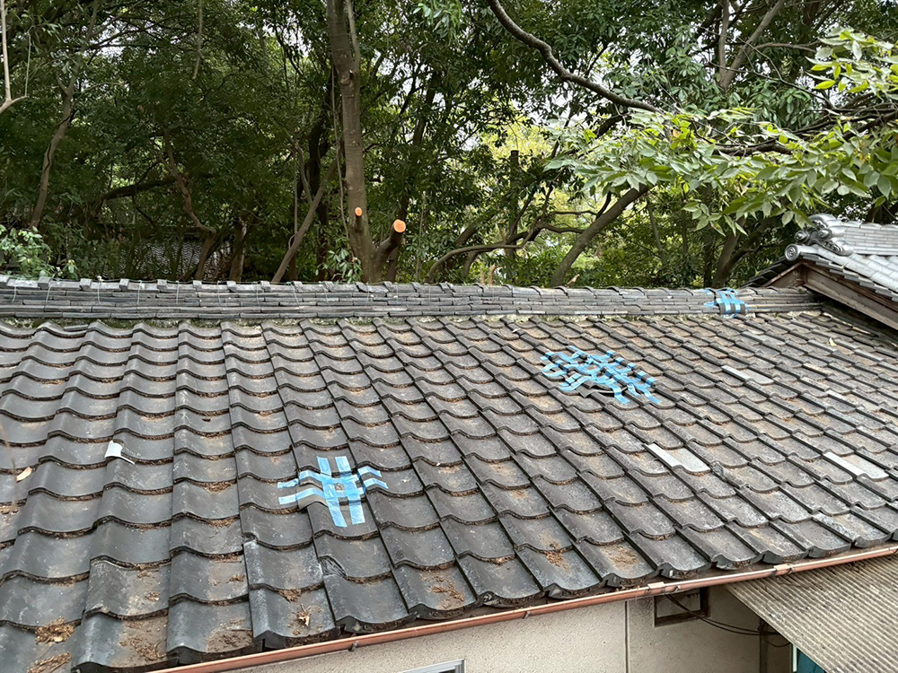 が傷んでいる箇所にルーフィングシートを敷いて応急処置