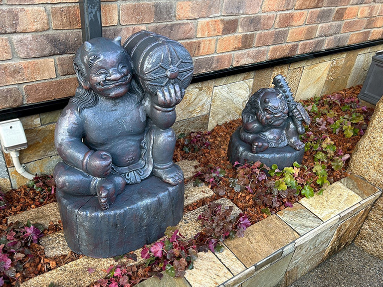 大阪府堺市　個人邸　玄関横の植栽枡の植物入れ替え、村秀鬼瓦工房の鬼の置物を設置