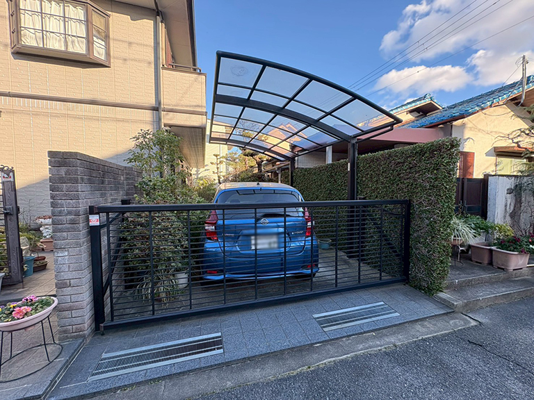 兵庫県西宮市　個人邸　Ｔ様邸　ブロック塀に這っているツル植物の剪定