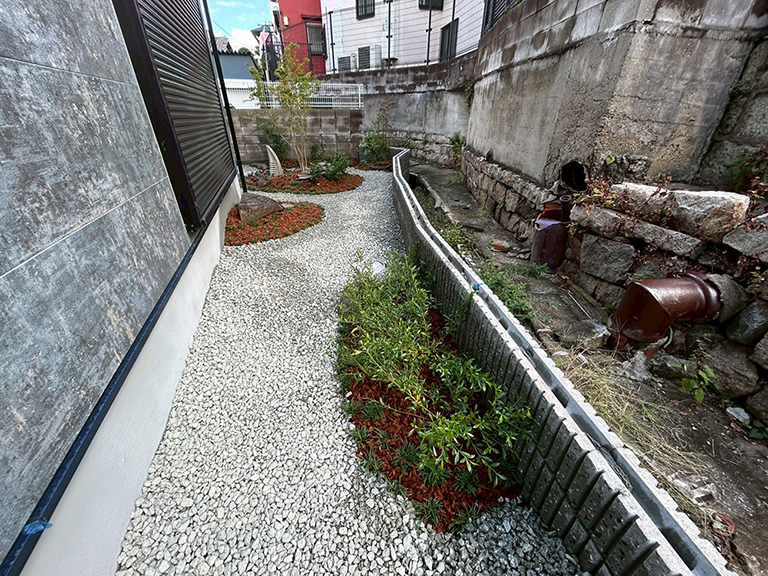大阪府大阪市阿倍野区　個人邸　注文住宅の和風庭園（防草シート、白川砂利を敷き均し）