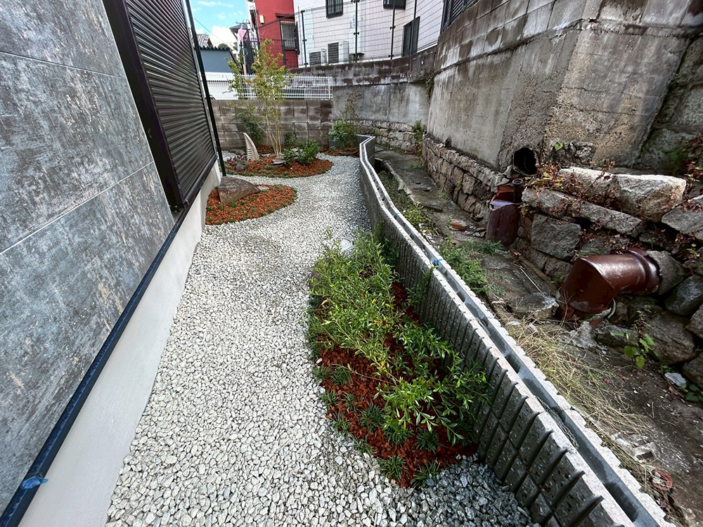 防草シート、白川砂利を敷き均し