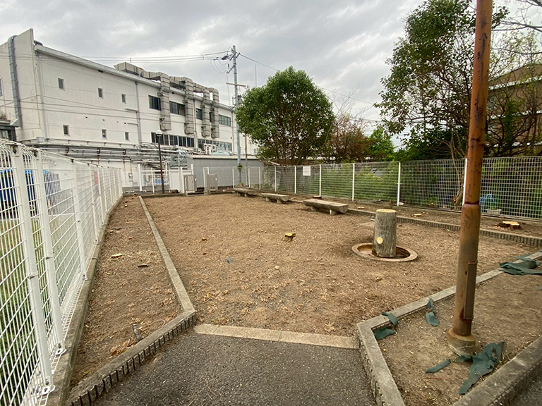 大阪府高槻市　マンション内プレイロット（公園）の草刈り・伐採工事