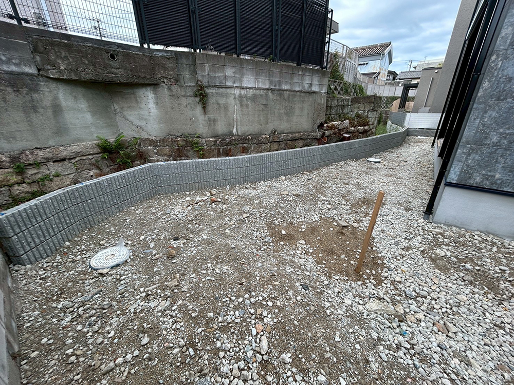 庭園灯のある築山