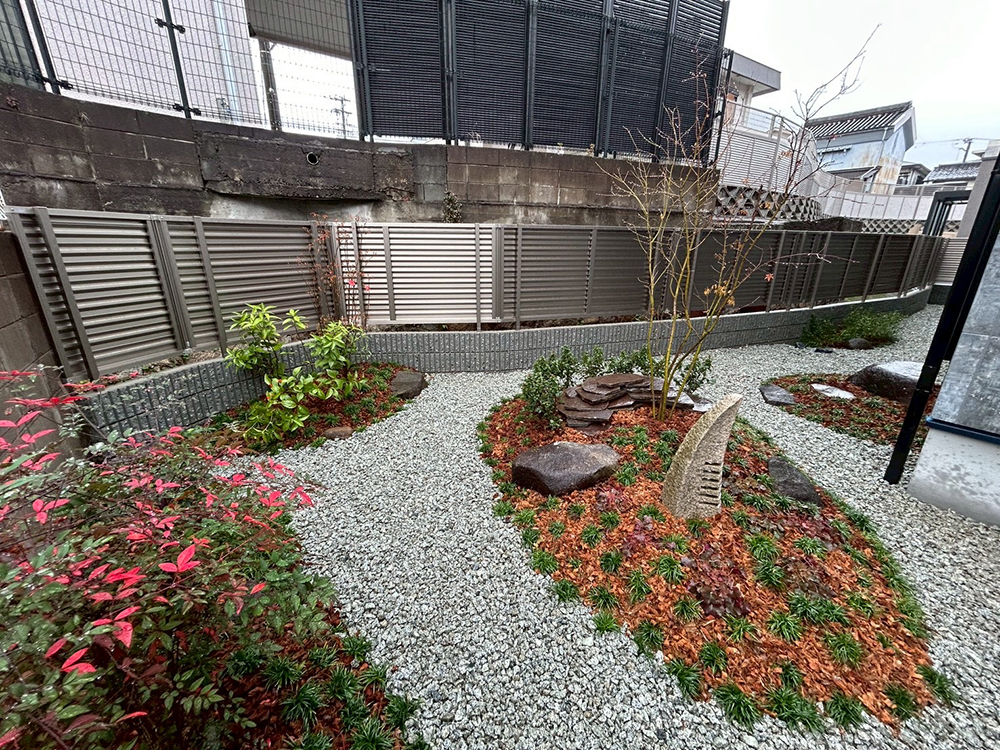 庭園灯のある築山