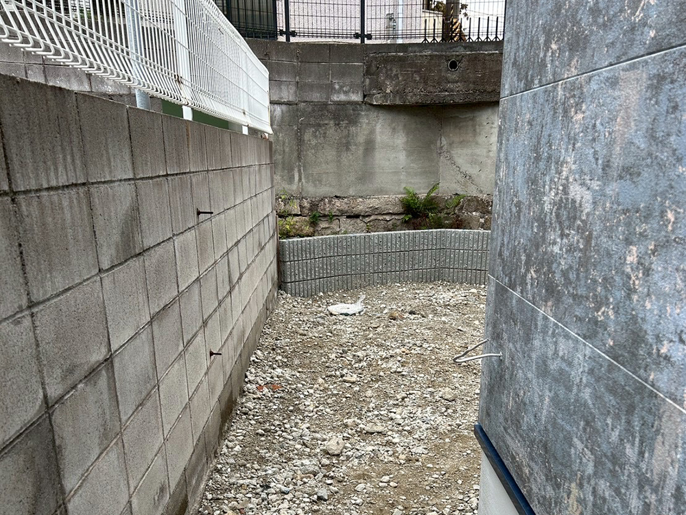 庭園灯のある築山