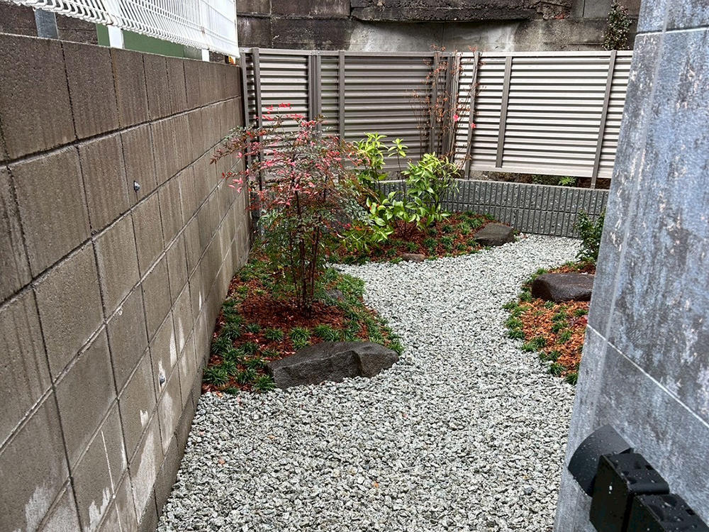 庭園灯のある築山""