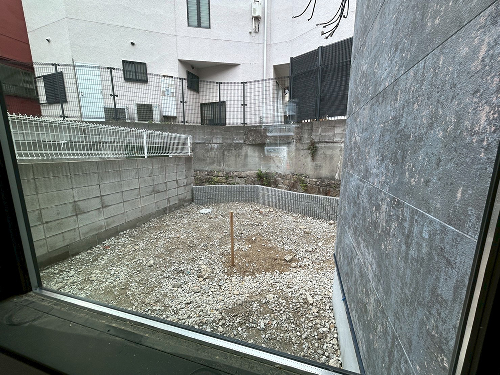 庭園灯のある築山