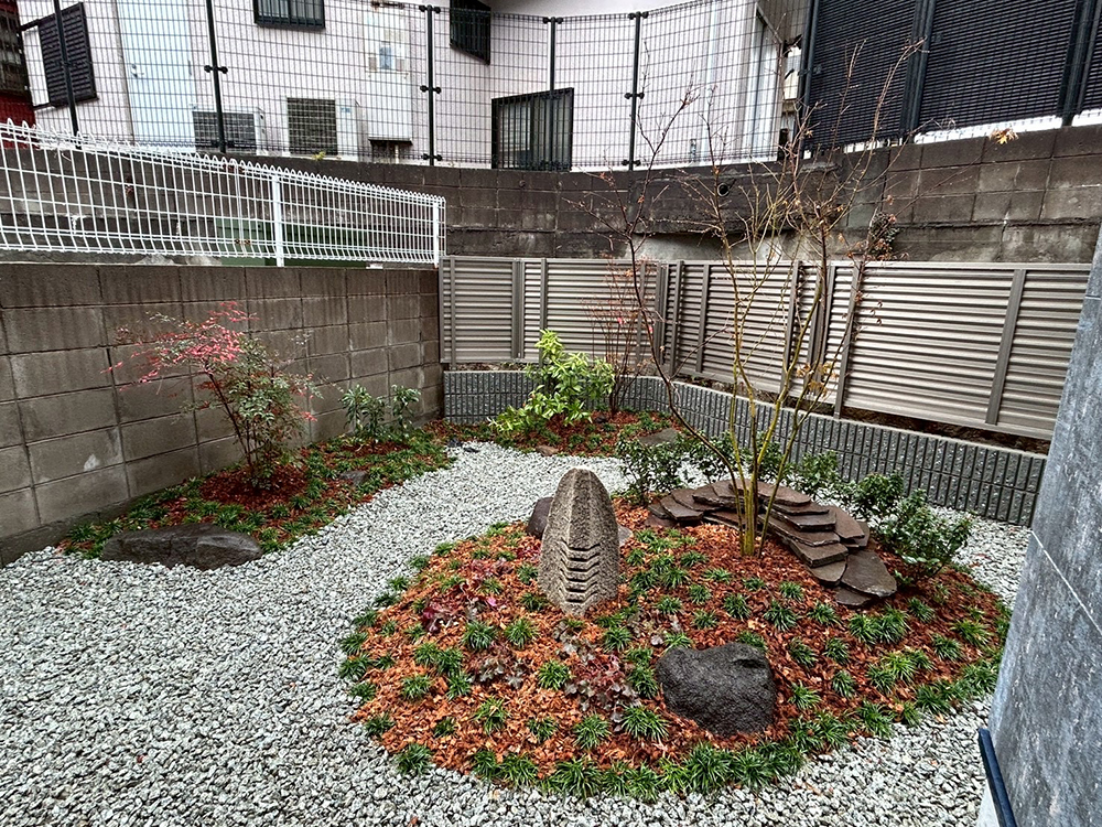 庭園灯のある築山