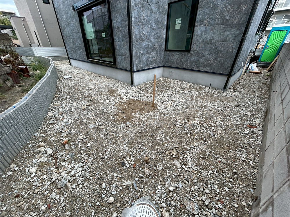 庭園灯のある築山