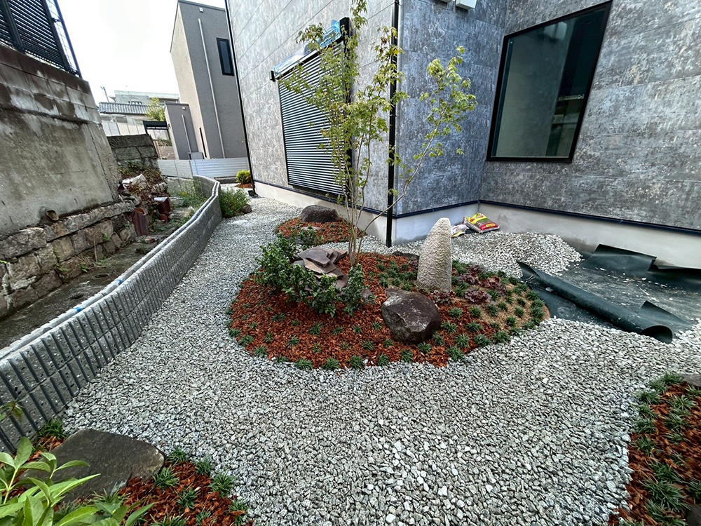 庭園灯のある築山