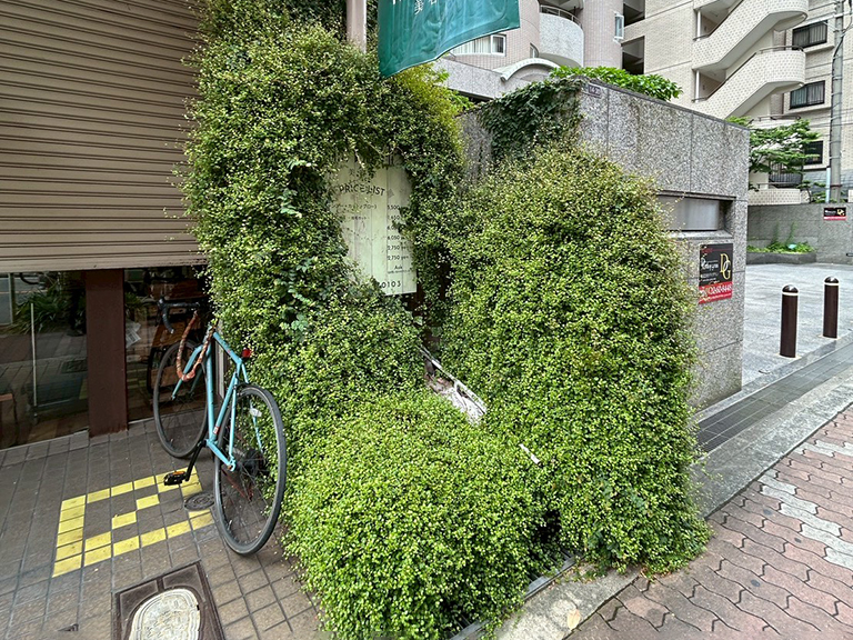 大阪市住吉区　マンション　ワイヤープランツが生い茂る看板の剪定など