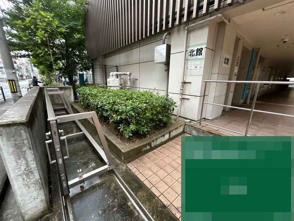大阪府大阪市都島区 施設 管理間隔が空いていた植栽枡・花壇の草刈り